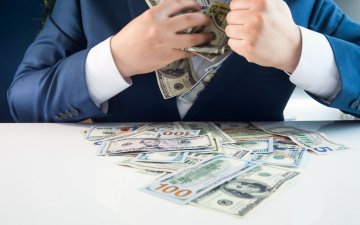 Near Bankrupt California Resources Adopts Generous Exit Package for CEO