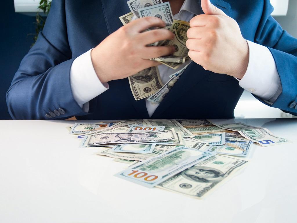 Near Bankrupt California Resources Adopts Generous Exit Package for CEO